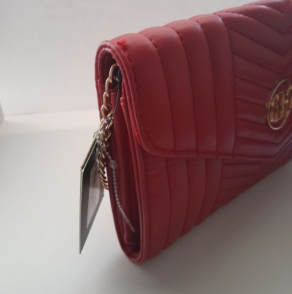 Badgley Mischka V Quilting Center Crossbody Clutch with Gold Chain - Picture 6 of 8